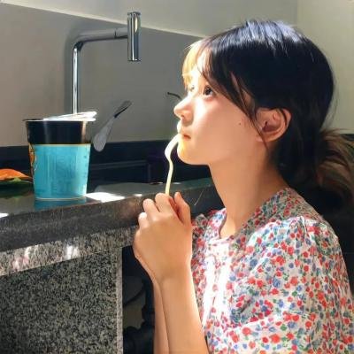 在角落，主教身边